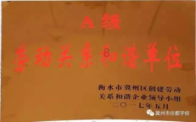 江西两商贩街头吵架互扔草莓,街道办:或因抢位置引发摩擦,执法大队已介入
