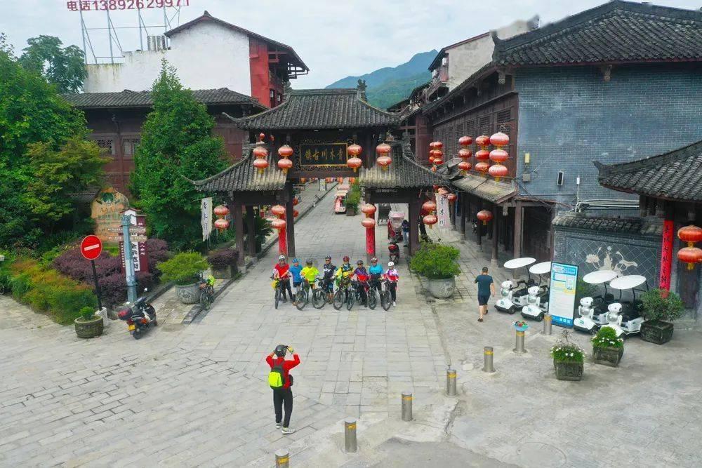 铲车拉的冲击压路机对于含水量比较高的土石方压实
