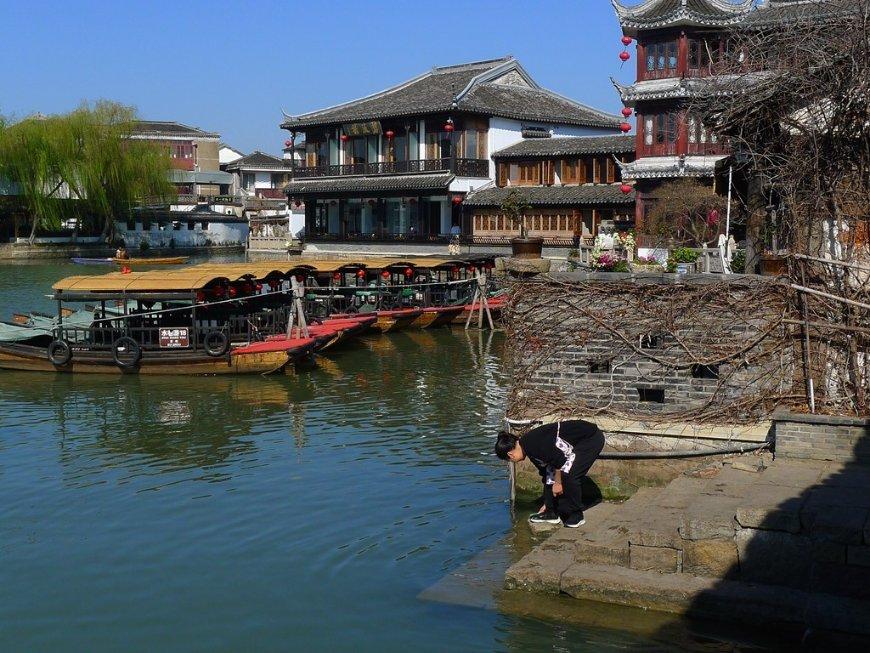 天津市区赶大集,露天早市人多热闹,海河边附近满满烟火气