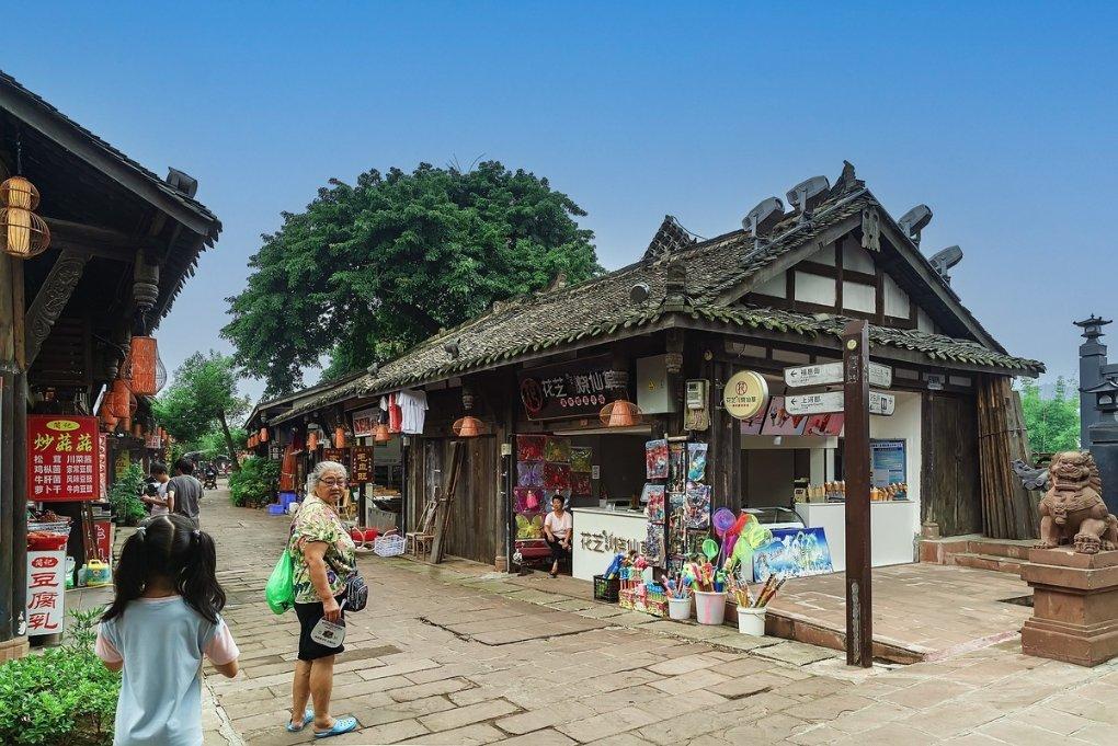女子公交上被邻座男子猥亵，拍视频后开口制止：爪子管不住就剁了